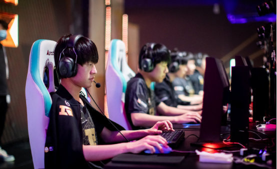 榜首竞争更 榜首竞争更